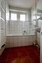 Helles Badezimmer mit Wanne - 2 Zimmer Etagenwohnung in Singen