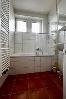 Helles Badezimmer mit Wanne - 2 Zimmer Etagenwohnung in Singen