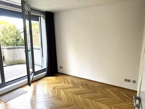 Schlafzimmer mit direktem Zugang zum Balkon - 2 Zimmer Etagenwohnung in Berlin