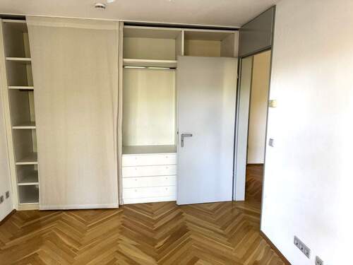 Schlafzimmer mit Einbauschrank - Etagenwohnung mit 60,90 m&sup2; in Berlin zum Kaufen