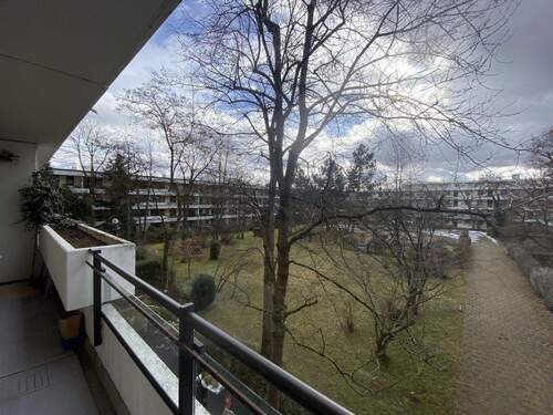 Bild 1 - von privat - 12 qm Südbalkon, ruhige Innenhoflage, 50 m zur U-Bahn