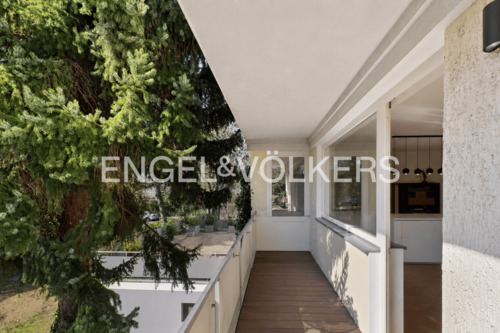Sonnenbalkon mit Blick in den Gemeinschaftsgarten - 