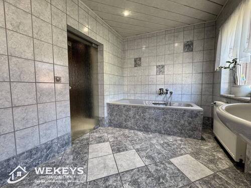 Badezimmer mit Sauna - 