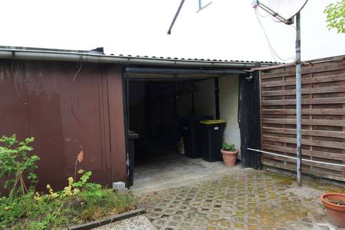 Garage vom Garten aus - 
