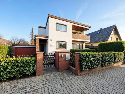 Straßenansicht - (KI generiert) - Sehr großes Einfamilienhaus mit ca. 270 m² Wohn-Nutzfläche und 800 m² Garten in Tegel!