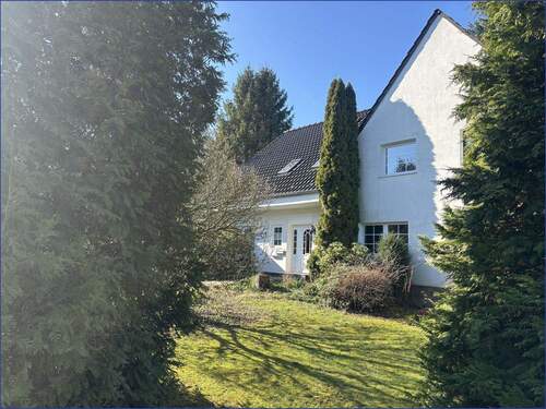 Baumbestand im Vorgarten - Zauberhafte Doppelhaushälfte mit Wintergarten, Kamin und Garten - Wohnen in ruhiger Bestlage