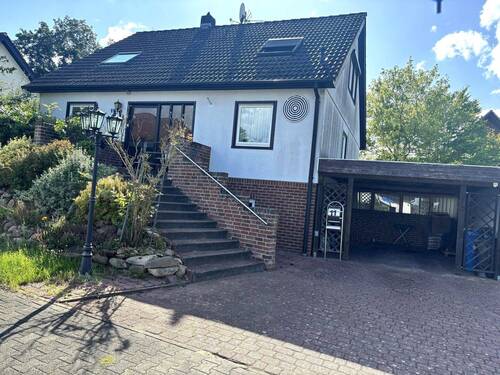 Carport und Hausaufgang - 5 Zimmer Einfamilienhaus in Bergen