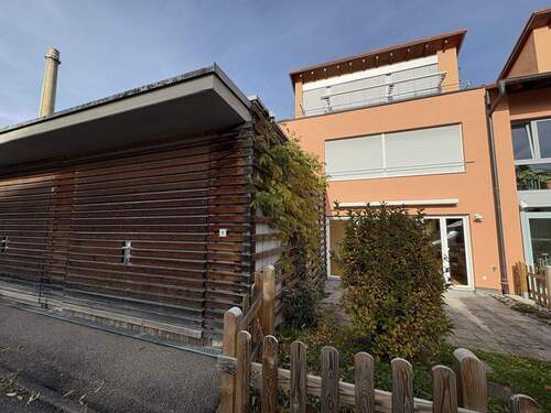 Garage mit elektrischem Garagentor - 