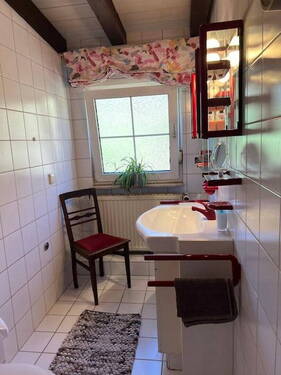 Badezimmer im DG - 8 Zimmer Mehrfamilienhaus, Wohnhaus in Schönbrunn-Allemühl