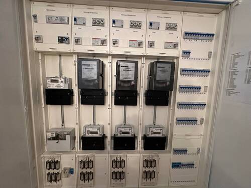 Stromkasten - 8 Zimmer Mehrfamilienhaus, Wohnhaus in Bischofsheim