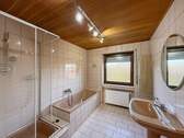 EG Bad mit Wanne und Dusche - 