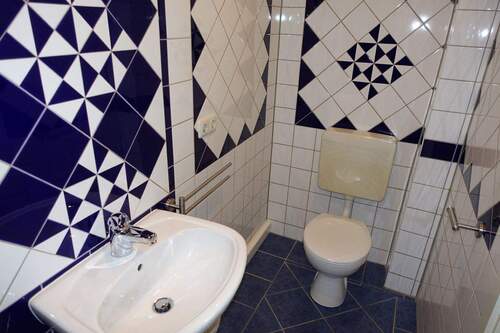 WC und Waschbecken - 