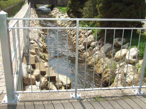 Brücke über den Bach zum Garten - 