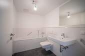 Badezimmer mit Wanne - 