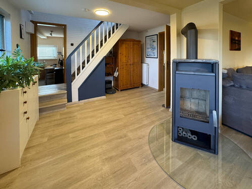 Wohnbereich mit Kamin für gemütliche Stunden - 3 Zimmer Einfamilienhaus zum Kaufen in Friedrichskoog