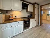Küche mit Einbaugeräten - 3 Zimmer Einfamilienhaus in Friedrichskoog