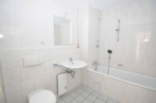 Wannenbad - Etagenwohnung mit 69,60 m&sup2; in Köln zur Miete