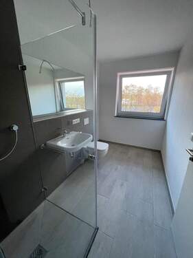 Badezimmer mit Fenster - 2 Zimmer Etagenwohnung in Schweinfurt