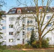 Helle 3-Zimmer-Dachgeschosswohnung mit Balkon, Carport und EBK in Heusenstamm