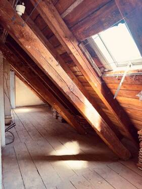 ausbaufähiges Dachgeschoß - 