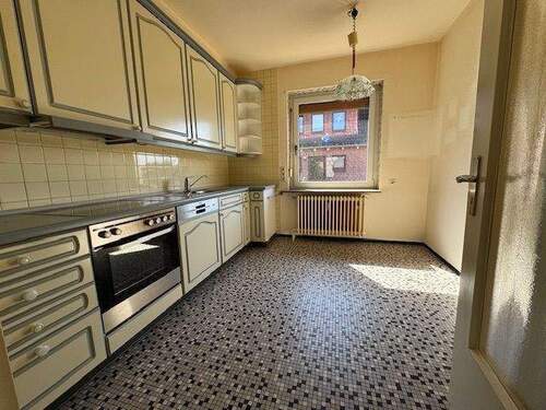 Küche mit Einbauküche - 