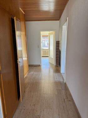 Erdgeschoss: Flur, Jura-Marmor-Boden - 7 Zimmer Einfamilienhaus in Schneverdingen