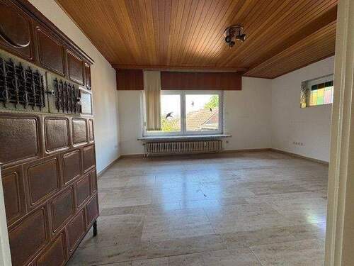 Zimmer mit Kachelofen, Jura-Marmor-Boden - Einfamilienhaus mit 185,00 m² in Schneverdingen zum Kaufen