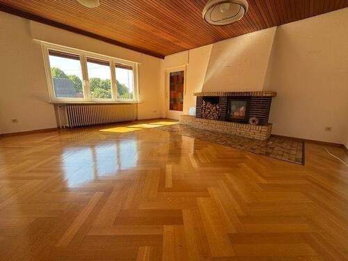 Zimmer im Anbau mit Kamin und Balkon, Parkettboden - 