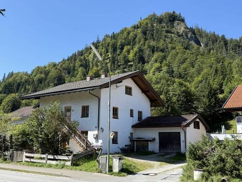 Zufahrt und Garage - Grundstück in Wallgau