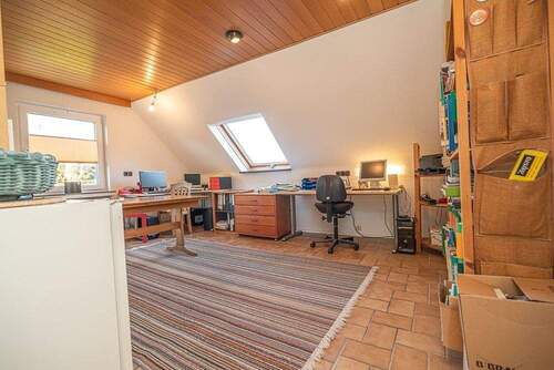 Trotz Dachschräge wirkt das Zimmer im Obergeschoss erstaunlich geräumig - 