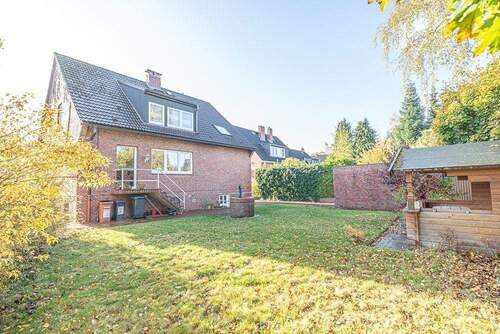 Kinder freuen sich über die Rasen-Spielfläche - 