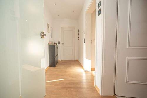 Ein gerader Flur verbindet die Räume - 