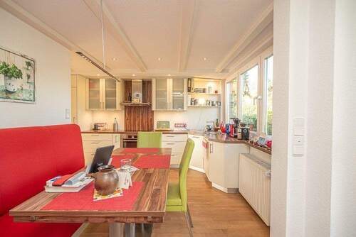 Große Fenster sorgen für optimales Licht in der Wohnküche - 