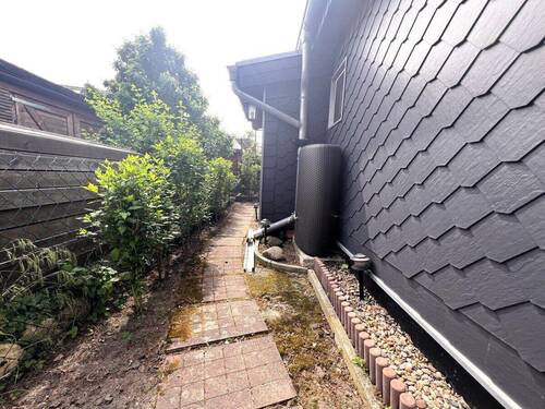 Weg entlang des Bungalows - 