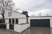 Außenansicht mit Doppelgarage - 