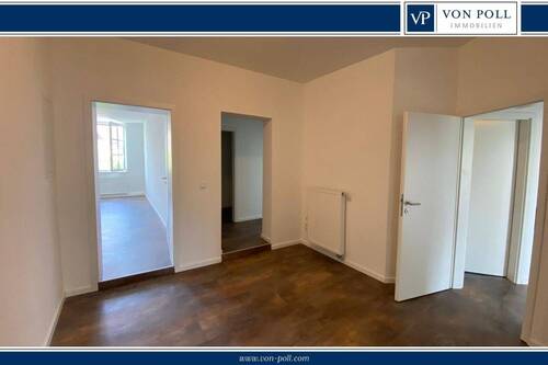 Titelbild - Erstbezug nach Renovierung : 4 - Zimmerwohnung am Marktplatz - auch WG geeignet