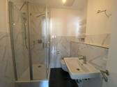 Badezimmer mit Dusche - Etagenwohnung mit 134,00 m² in Schweinfurt zum Kaufen