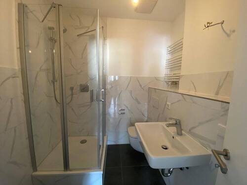 Badezimmer mit Dusche - Etagenwohnung mit 134,00 m² in Schweinfurt zum Kaufen