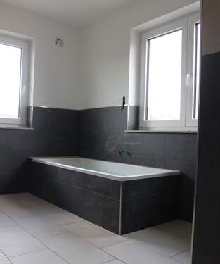 Badezimmer oben - Doppelhaushälfte mit 156,00 m² in Wallersdorf zum Kaufen