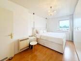 Schlafzimmer (zum Innenhof) - 2 Zimmer Etagenwohnung zum Kaufen in München