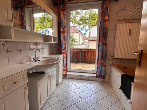 Badezimmer EG rechts mit Balkon Zugang - 