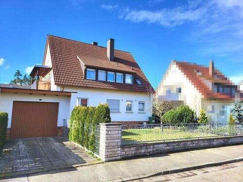 Ansicht - Massiv gebautes 2 Familienhaus - auf einem ca. 758 m² großen Grundstück - Wendelstein OT.