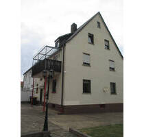 Dreifamilienhaus auf teilbarem Grundstück mit bebaubarer Teilfläche für ein weiteres Wohnhaus.Mögliche Jahresmieteinnahme 16.320,00 € in Bergrheinfeld