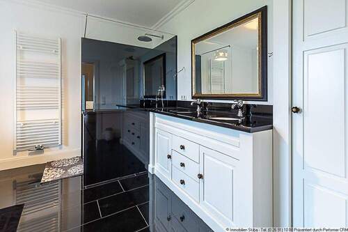 Bad mit freistehender Badewanne - 