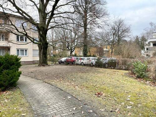 Grünanlage u. Parkplatz - 1 Zimmer Etagenwohnung in Berlin