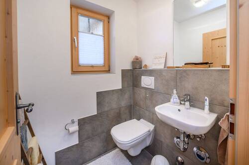 Gäste-WC mit Fenster - 