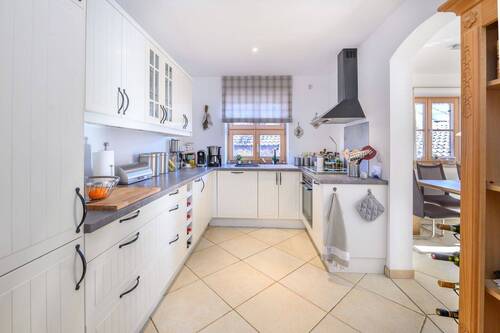 Stilvolle Landhausküche (Eigentum des Mieters) - 3 Zimmer Etagenwohnung in Garmisch-Partenkirchen