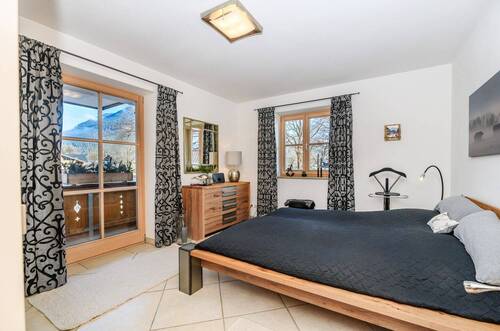 Gemütliches Schlafzimmer mit Balkonzugang - 