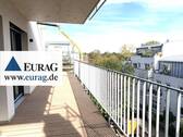 Balkon - FÜ: Attraktive & helle 2-Zi-Wohnung mit großem Balkon, 2.OG, inkl. EBK, Aufzug + TG-Stellplatz