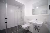 Badezimmer mit Dusche - 
